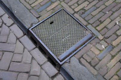 900118 Afbeelding van een gietijzeren rioolput (trottoirkolk, Gemeente Utrecht 1921) in de stoeprand van de ...